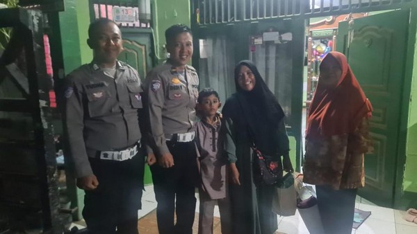 Aksi Mulia Polisi Bantu Ibu & Anak yang Kehabisan Tiket Bus Mudik