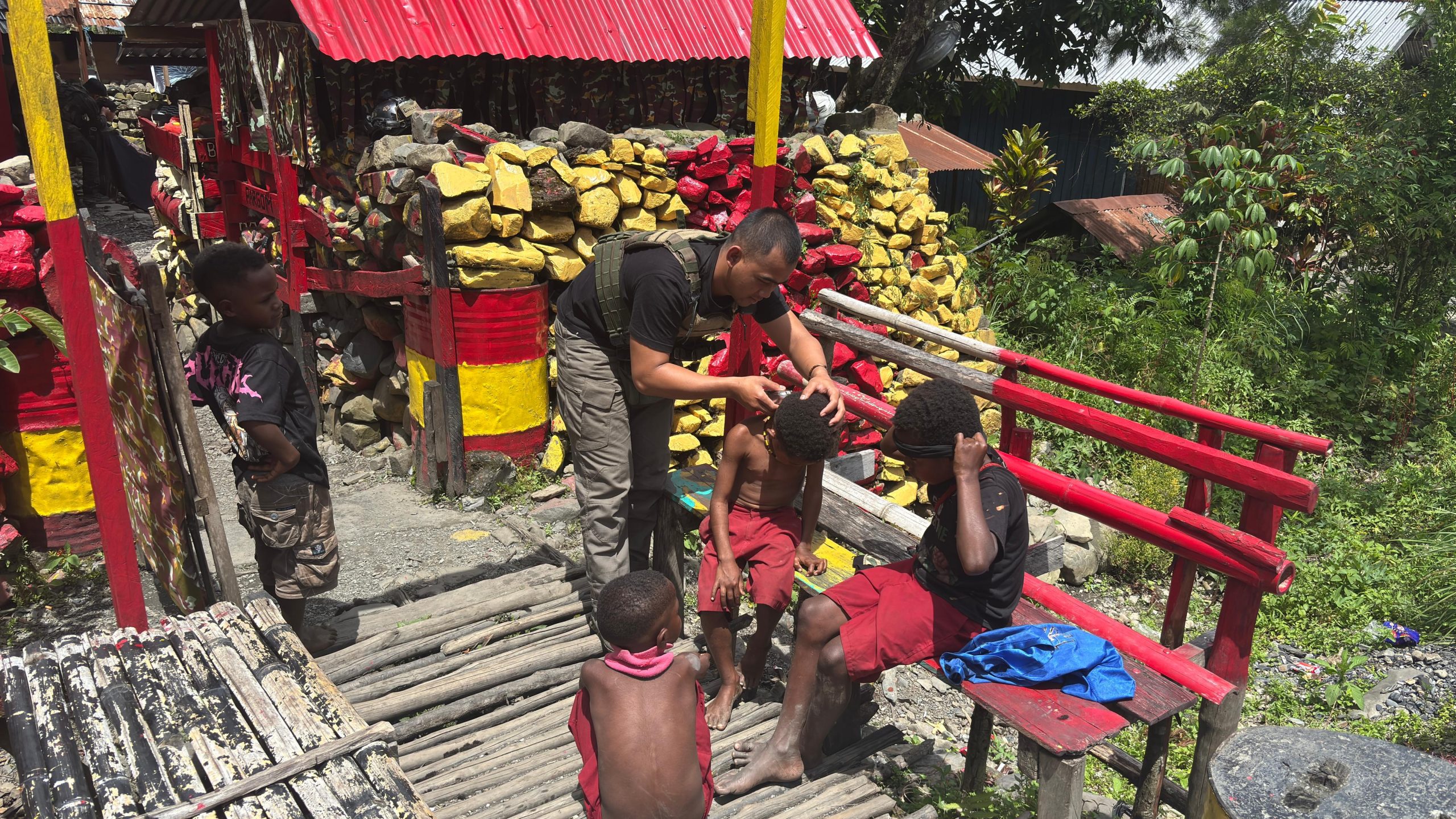 Peduli Sesama Satgas Damai Cartenz Cukur Rambut Anak-anak di Distrik Mulia, Puncak Jaya